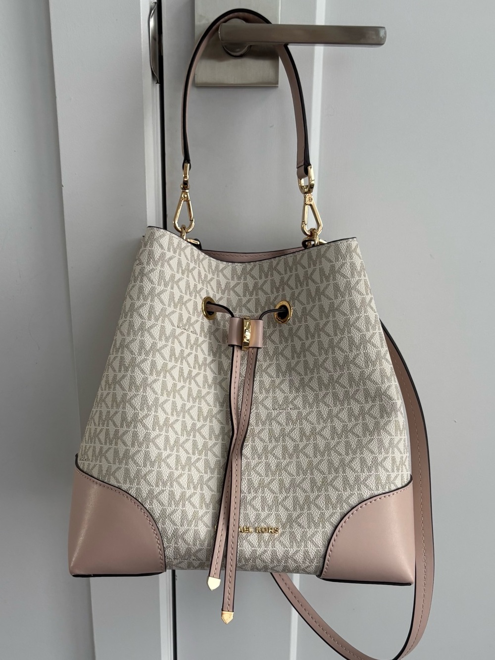 Michael Kors bucket bag in excellent condition